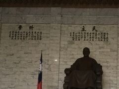 中には蒋介石の座像があります。台湾の英雄ですね。
