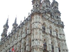 まるでレースを纏っているような市庁舎に見惚れて