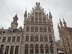 4つ星ホテルはお城のような外観です。