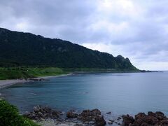 さらに走ると、枝幸町と浜頓別町の境にある北見神威岬が見えてきた。
岬を眺めるには、手前にある北見神威岬公園が良いようなので、そこに車を停め、しばし岬を遠望した。
なかなかの景色なのだが、天気がいまひとつなのが残念だ。