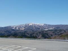 ひるがの高原SA下りからの眺め。高鷲には、まだ雪がちょっと残ってました。