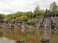 「国営滝野すずらん丘陵公園」到着
渓流ゾーンの池と滝
1983年7月に渓流ゾーンと保全ゾーンの一部約30haを、全国で5番目の国営公園として開園しました。
