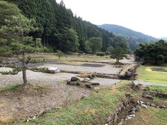 一乗谷川を挟んでお城と武家屋敷に分かれています。

まずは武家屋敷の方から。
山に近い方が上級武家屋敷で、