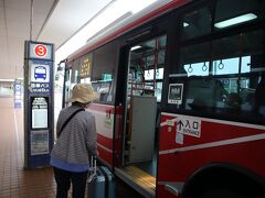 小松駅行のバスは約２０分に１本のぺースで出ていました。
また、小ぢんまりしているゆえに、バスが来たときなどは空港職員さんが声掛けして回ってくれましたので、乗り損なう心配はないと思います。