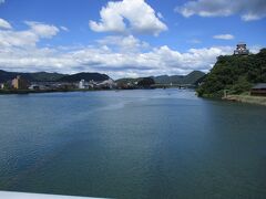木曽川方面に行ってみました。

ライン大橋という橋からの木曽川・犬山城の風景です。
