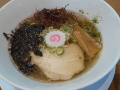 二日目はなんと朝からラーメン。海鮮風味の出汁が決め手。このラーメンうますぎ