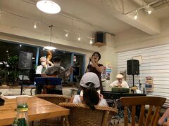 20:00 ブルーカフェ

僕は初めてのカフェ。

１管編成のカルテット＋ボーカル。