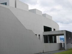 植田正治写真美術館に到着。
3月に、毎年恒例となった結婚記念日にかこつけた旅行の際に立ち寄る計画だったのですが、例年なら冬季休館は2月末までなのに今年はコロナ禍の影響もあって4月上旬まで延長されていたという…でも思いのほか早くリベンジできました。