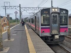 蟹田では青森行きの701系に乗り換えとなります。
ここからはロングシートの味気ない電車ですが、空いていると向かい側の窓を通して風景が良く見えるので割と好きなんですよね。
ただ混んでいると全くつまらないです。