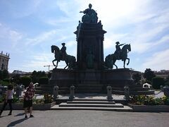 美術館の近くには、ウィーンの有名な女帝！マリア・テレジアさんの大きな銅像が～！

ウィーン市内観光【前編】も是非、ご覧くださ～い！