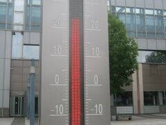 駅前の気温計は23度位。

まあ、快適な気温ですね。