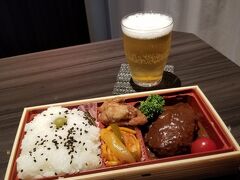 終演後駆け込みで晩御飯を調達してホテルでひとり。
つばめグリルのハンバーグ＋から揚げ（＋ケチャップスパ）のお弁当にしました。
（ほかのお店300円引きとか30％引きとかでしたがこちらは100円引き）
早く終演後もお店でご飯食べられる世の中になってほしいです。