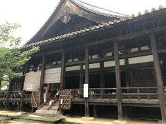 雨がひどいのでおとなしく雨宿り･･･に選んだのは、
厳島神社から目の前の階段を上ったところにある【豊国神社】

100円です。
豊臣秀吉氏が戦没者を慰霊するために1587年に建立した経堂で