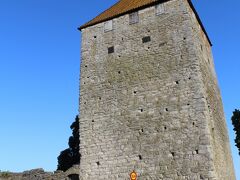 輪壁の中で最古の建物、火薬塔も漁師の小径の近くにある。