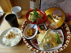 金沢駅から直ぐの、能加万菜 市 クロスゲート金沢店で昼食。食後、にし茶屋街に移動。