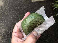 参道にある『あめや』さんで、焼き草餅200円（2018年当時）を買い求めて頂きました。
あつあつの焼き餅で、手に持つのがやっとでした。