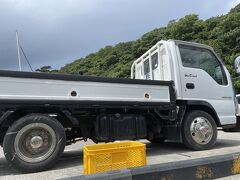 トラックに乗って、ボート乗り場ににまで向かう