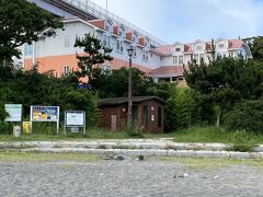 14時過ぎ、自宅から1時間強で城ヶ島到着。

こちらに1泊お世話になります。
元OYOホテルかな？今年3月グランドオープンらしい。

https://caro-foresta.com/base/