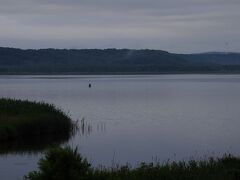 朝陽を堪能した後、宗谷岬へと向かう。
途中で、大沼に寄り道をしてみる。
そこも海跡湖だそうで、冬には白鳥などが観られるそうだ。
この日は、天気が今一つで印象は薄かった。