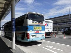 最寄り駅を9時前に出発、新大阪駅からリムジンバスで伊丹空港に