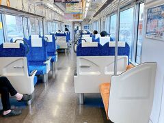 ＜愛知環状鉄道＞

駅を出ると左手に岡崎城が見えました。
車内は空いています。