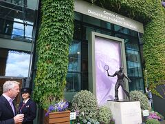 ウィンブルドンのセンターコートの入り口！
ウインブルドンで3連覇を成し遂げた、フレッドペリーさんの銅像がありますよ。
