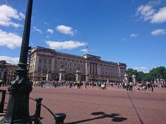 テムズ川沿いのお散歩のあとは、やっぱりロンドンにきたら、行きたい！バッキンガム宮殿～に行ってみました。
荘厳さと敷地の広さにびっくり！