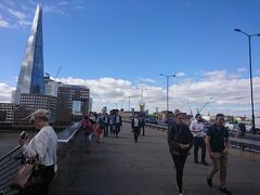 翌日は、テムズ川沿いをお散歩してみました。
ロンドン橋の先には、鋭角な建物 ザ・シャードも見えますね。