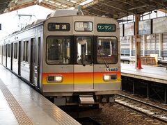 富山駅からは、富山地方鉄道に乗り換え立山駅へと向かう。
入って来た9時03分発の立山行の電車は、東急線で活躍していた懐かしい車両だった。
立山駅を発車した電車は、のんびりと走って行く。
車内には、やはり観光客の姿が多かった。