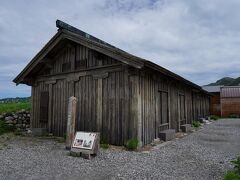 近くに、室堂の地名に所縁のある立山室堂が建っている。
『室』とは宿泊所のことで、『堂』は宗教施設のことだそうだ。
建てられたのは、享保11年(1726)で、当時は信仰登山が盛んだったことから、このような建物が造られたようだ。
現在、日本最古の山小屋とされ、保存されている。