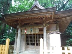 こちらは荒立神社。注連縄にはやはり赤と緑の紙垂。