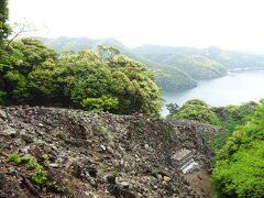 こちらは東南角石塁。
石垣と黒瀬湾のコラボが見事な絶景です。