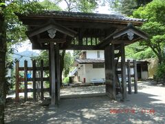 東門：旅人により西行き東行きで入り口と出口があるようです