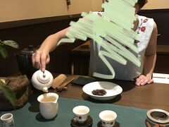 中山堂の中に入り、台北書院へ。ここで台湾流を体験しながらお茶を頂きます。