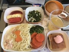 帰りの飛行機に乗込み、機内食タイム！リボン型の人参やキティちゃんのチョコレート。見た目が明るくてものすごくいい感じです。