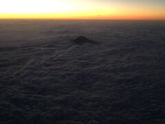 夕焼けの富士山上空は雲に覆われ、頂上がちょこんと顔を出すのみ。