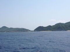フェリー琉球から見た渡名喜島。往路はかなり高波があり、船内のあちこちに屍があった（苦笑）。