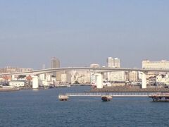 帰りのフェリー琉球から、那覇市街地や泊大橋を望む。