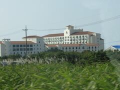 この頃”沖縄の別荘”になりつつあった読谷村のホテル日航アリビラが見えてきました。
ほぼほぼ毎月泊まりに来ていたくらい沖縄にはまってました。
