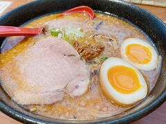 この旅は味噌ラーメンで締めます。北海道の本場味噌ラーメンはスパイシーですね。
濃厚でとても美味しかったです！