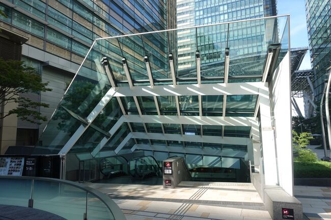 すごく良い作品展を一気に３つも見てしまいました。<br />なんて運がいいんでしょう！<br />もうすでにお腹いっぱいなくらい充実した気持ちです。<br />タダで申し訳ないくらいいいものを見られました。<br />しかも涼しかったしw<br /><br />でも本題はこれからなんですね。<br /><br />ここから下におります。<br />このガラスの天井にはいつもは水が流れてるんですが今日は流れてませんでした。<br />武漢病の影響でしょうか？