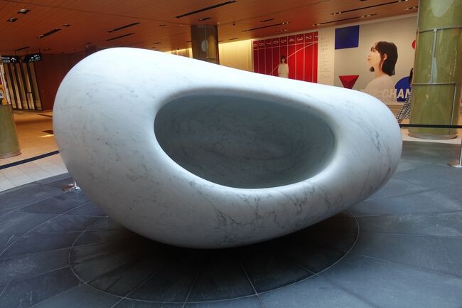 地下１階におりました。<br />１階にあった「妙夢」と同じ作者の<br /><br />安田 侃「意心帰」<br /><br />光の降り注ぐ広場にあります。<br />普段なら小さな子供がこの穴に入って遊んでいることが多いのです。<br />心のきれいな子供が好きな根源的な魅力があるのでしょうね。<br />わたしもこれは好きでいつも思わず触ってしまいます。<br />心は汚れきっていますが、、、、w<br /><br />今日は囲いができていて立ち入れないようになっています。<br />武漢病のせいなんでしょうね。