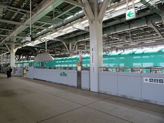 【2021年7月16日】
　大宮駅を6:57に出る新幹線はやぶさ1号に乗車。平日に出発したためか車内はほとんど空席だった。9:49に新青森に到着。実は青森県に入るのは初めてである。青森と言えば本州の最北だが、大宮から3時間もかからずに到着してしまった。改めて新幹線は速いと実感する。新青森で奥羽本線の普通列車に乗り換えて6分で青森駅に到着した。