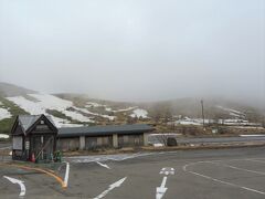 白根山駐車場付近で車を停めて白根山を眺めたもののパッとせず
（駐車場自体は閉鎖中）
前回通った時に湯釜はそのうちと通り過ぎてしまったけど今は見ることできずで後悔