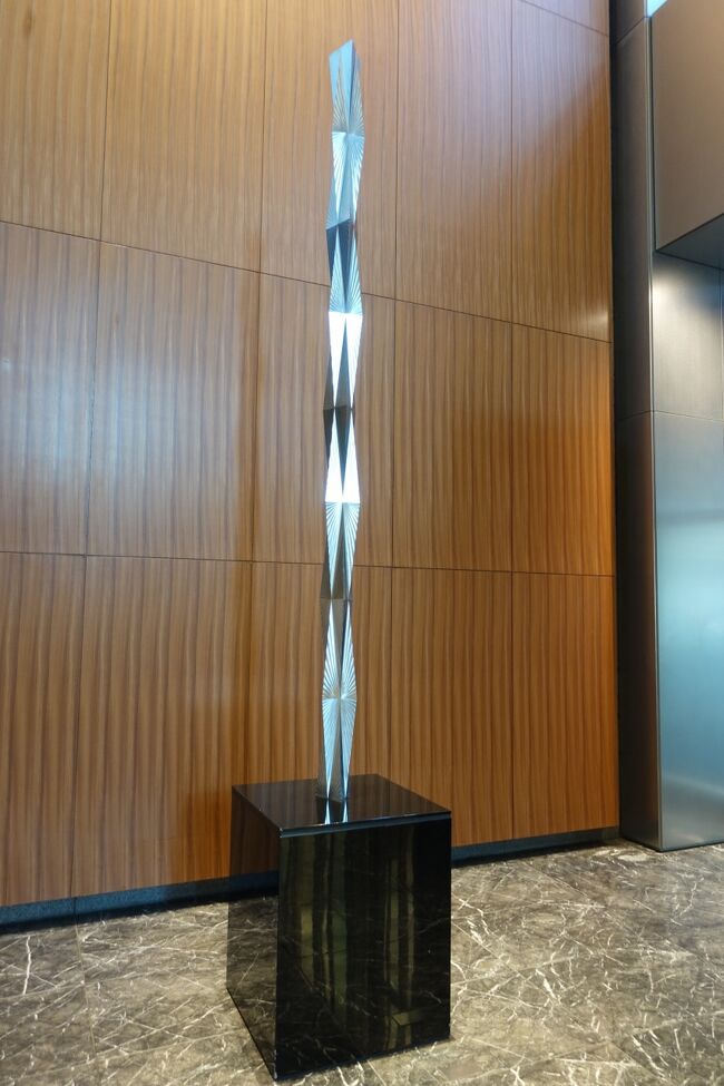 次にミッドタウンタワーに入っていきます。<br />シーンとしたオフィスビルなので私のようなみすぼらしい風体の爺さんはちょっと場違いな感じがしないでもないです（汗）<br />でも、入っちゃうw<br /><br />ジャハンギール「ダイアモンド-オベリスク」<br /><br />