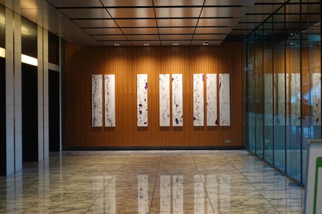 この作品は関係者しか入れないエリアだったので近づけませんでした。<br /><br />中西 夏之「2・1・2・3柵型四群一瞥と擦れ違い」<br /><br />このタワーには他にもたくさん良い作品がありましたが多くの人がその前で談笑していたので写真は撮れなかったです。<br /><br />それに私自身が場違い感満載で周囲の方がソワソワしてましたw