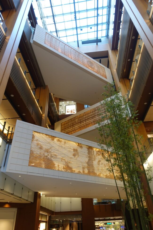 ビジネスエリアから商業エリアのガレリアに来ました。<br /><br />堀木 エリ子「鎮守の森」<br />ガレリアの象徴のような作品で遠目には柔らかな印象の和紙の作品ですが、近くて見たら見たら意外に荒々しく力強い作品でした。<br /><br />遠くで見たら和服美人。<br />近くで見たら褌一丁で和太鼓を荒々しく叩いてる。<br />そんなイメージでした。<br />（どんなイメージよ？？）