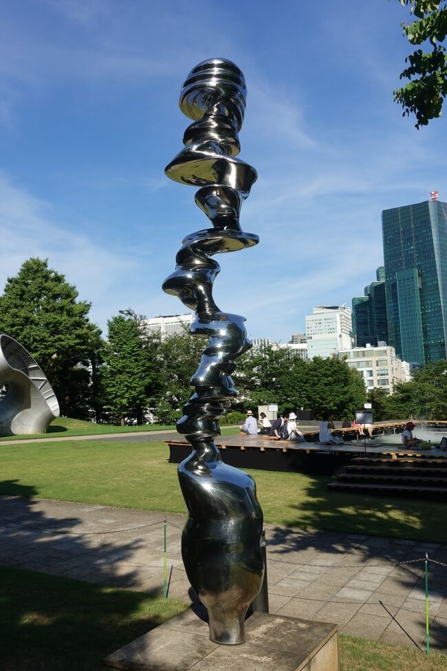 人の横顔がいくつか隠れているのでみる角度を変えて探すと楽しい。<br />全体のバランスも角度によって危うさが変化するから面白い。