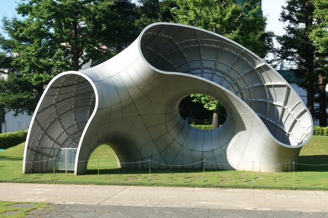 フロリアン・クラール「フラグメント No.5」<br /><br />芝生広場のシンボルですね。<br />月のパビリオンをテーマにしているのだとか。<br />作者の意図はこのまま自然の洞窟か道の希少生物の化石のようになってほしいということが書かれていました。<br /><br />なんたる偶然！！<br />私、これを最初に見た印象が映画エイリアンのスペースジョッキーみたいだなぁーって思ったんです！<br /><br />だからなんだって言われれば、、ただそれだけなんですけどね、、、