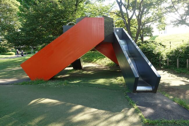 芝生広場に隣接している港区立檜町公園に来ました。<br />ここは以前は木に囲まれた普通の広場でしたね。<br /><br />東京ミッドタウンと一体化で再整備されて今の形になりました。<br />一時期に草なぎ剛さんも利用されてたようで話題になりましたねw<br /><br />高須賀 昌志「SANJIN やまのかみさま」<br />すべり台？<br />子供は利用してなかったです。<br />私もこれには滑りたいと思わなかったです。<br /><br />、、、爺さんは使っちゃダメでしょうw<br />
